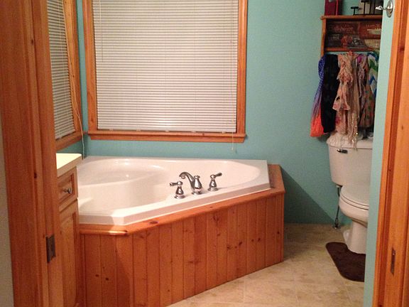 Master bathroom w jaccuzi