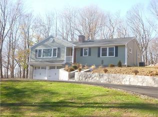 32 Taunton Lake Dr, Newtown, CT 06470