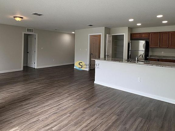 5th image of 8012 Hastings St