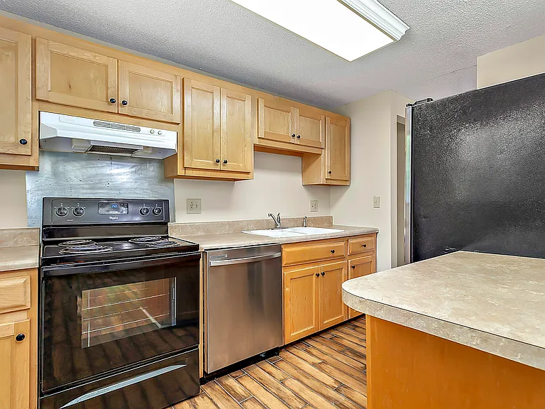 1204 Ogden Pl — Photo 2