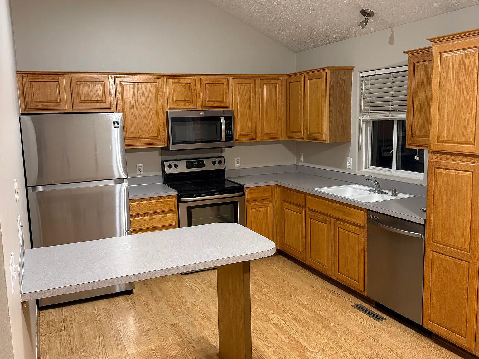 3 bed, 1367 sqft, $2,000 — Photo 2