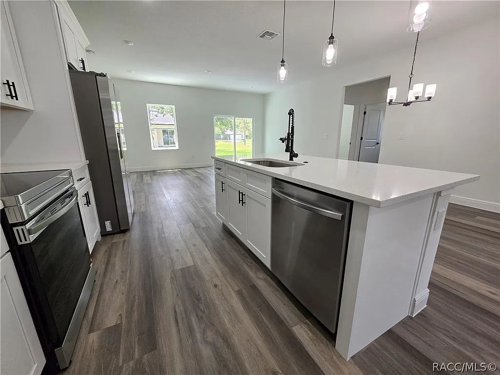 4 bed, 2.0 bath, 1833 sqft, $2,200 — Photo 3