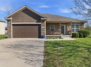 1611 NW Nicholas Dr, Grain Valley, MO 64029