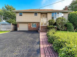21 Harris Dr, Oceanside, NY 11572