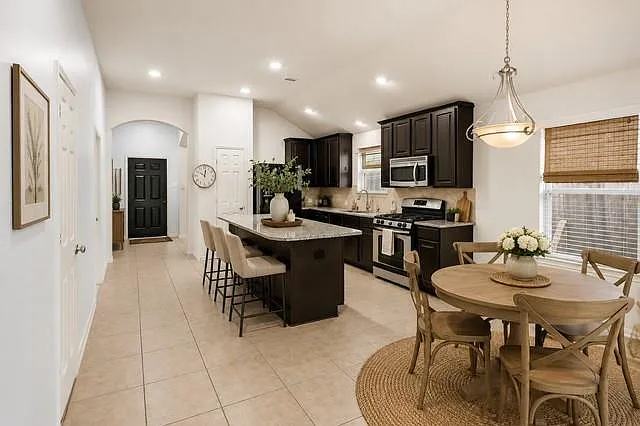 3 bed, 2.0 bath, 1664 sqft, $2,100 — Photo 2