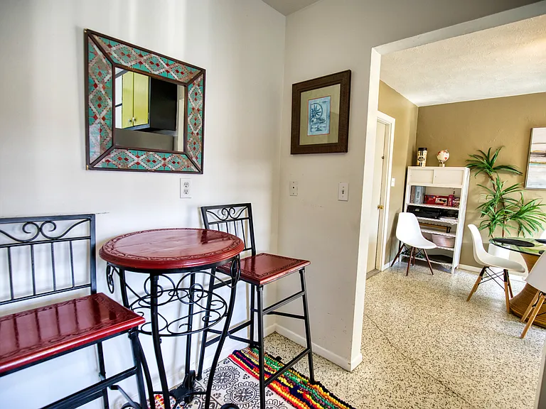 Villa Franca Ave — Photo 9