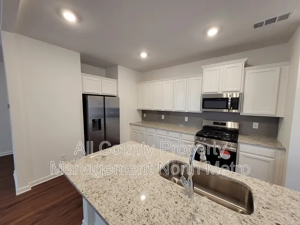 18 Berry Dr, Dawsonville, GA 30534