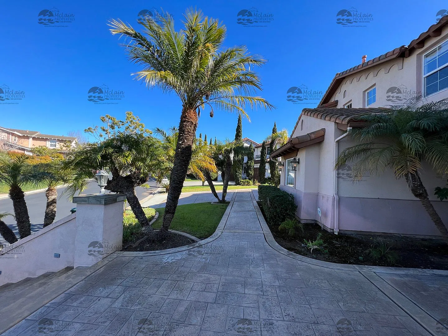 Large Home with Stunning Ocean and Lagoon Views! — Photo 3