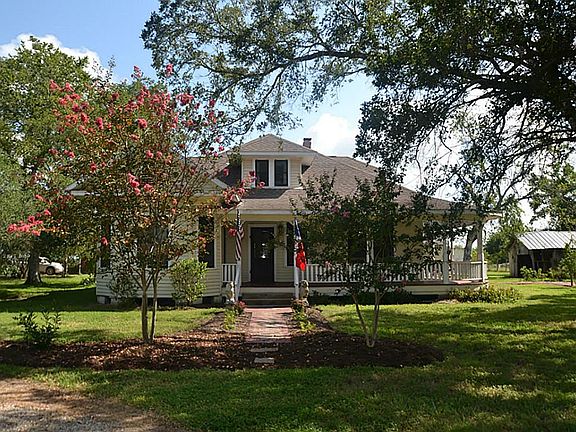 Front view of this incredible country home.