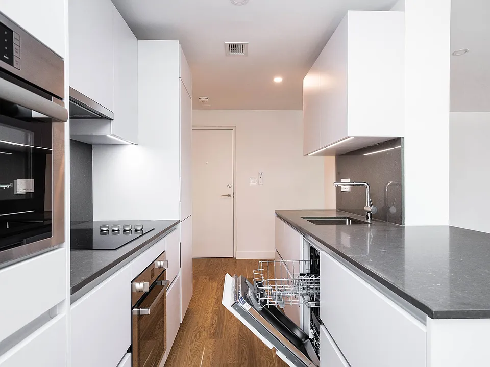 365 Eglinton Ave E