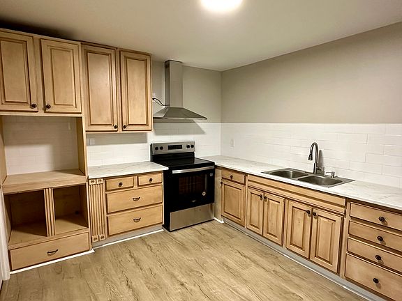 Kitchen - Solid Wood cabinets and stainless appliances