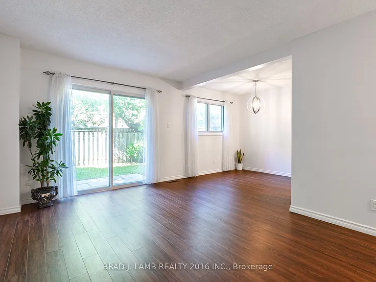 405 Hyacinthe Blvd #Townhouse 12 — Photo 6