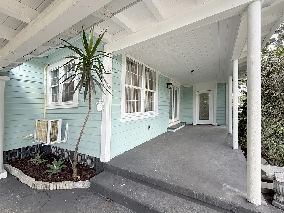1812 12th Ave W
