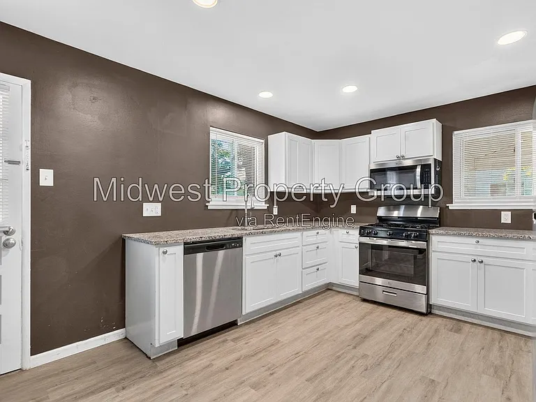 690 Central Pkwy — Photo 5
