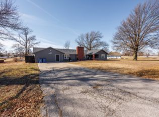 319 Hillside Dr, Chanute, KS 66720