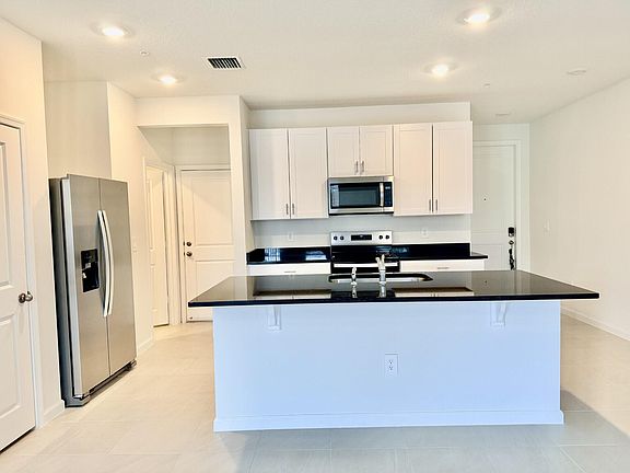 5th image of 586 Salisbury Cir