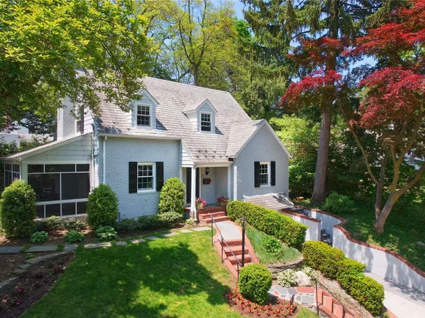 75 Manhasset Woods Road, Manhasset, NY 11030
