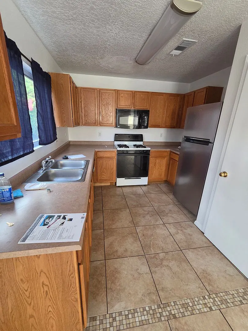 Great 3BR/2.5 Bath 1350 sqft Home in NE heights. Showing SAT 10/17 at 1PM — Photo 3