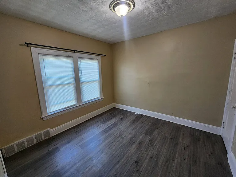 15816 Grovewood Ave — Photo 4