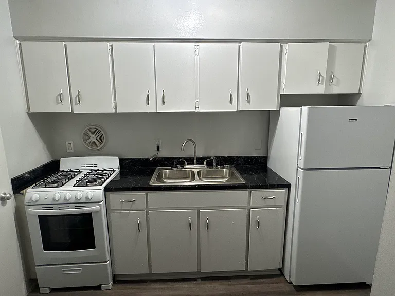 New Riviera Apartments — Photo 17