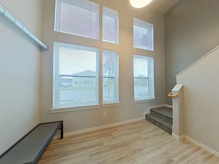 Ferry Street Flats - Modern Studios and Lofted units right by campus! — Photo 33