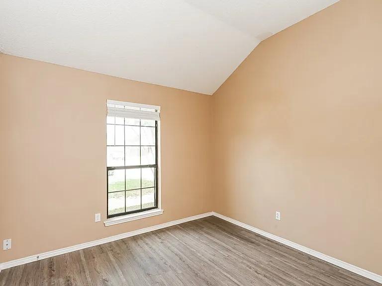 829 Minuteman Dr — Photo 14