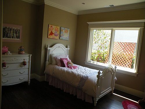 5th image of 210 Bayswater Ave