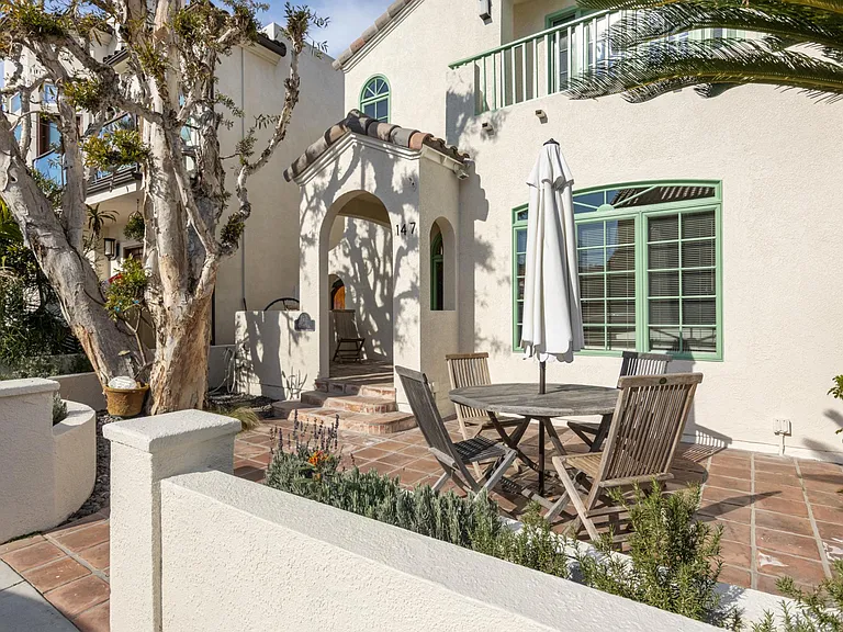 147 N Loreta Walk — Photo 3