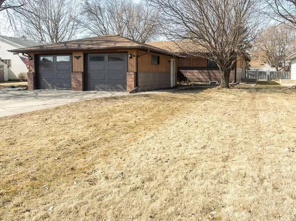 2407 Country Club Pkwy, Moorhead, MN 56560