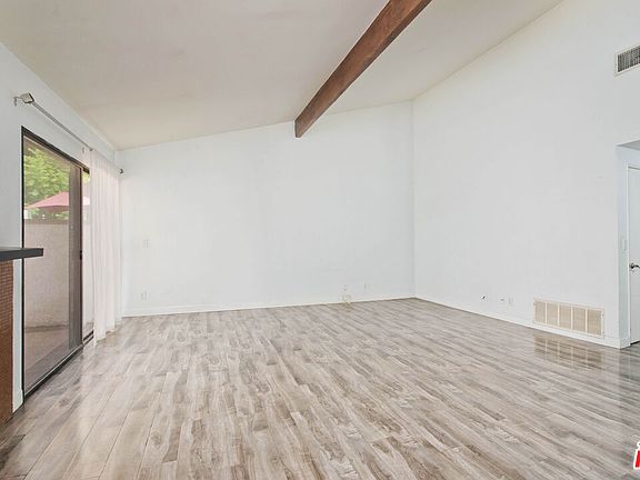 3rd image of 5800 Owensmouth Ave APT 25