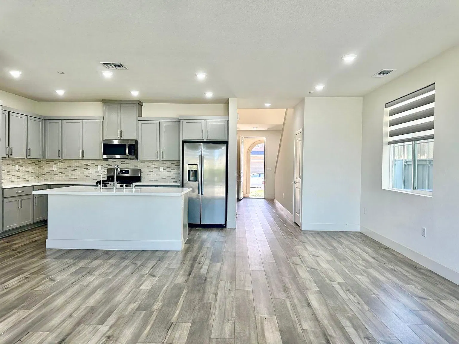 4 bed, 2094 sqft, $3,100 — Photo 3
