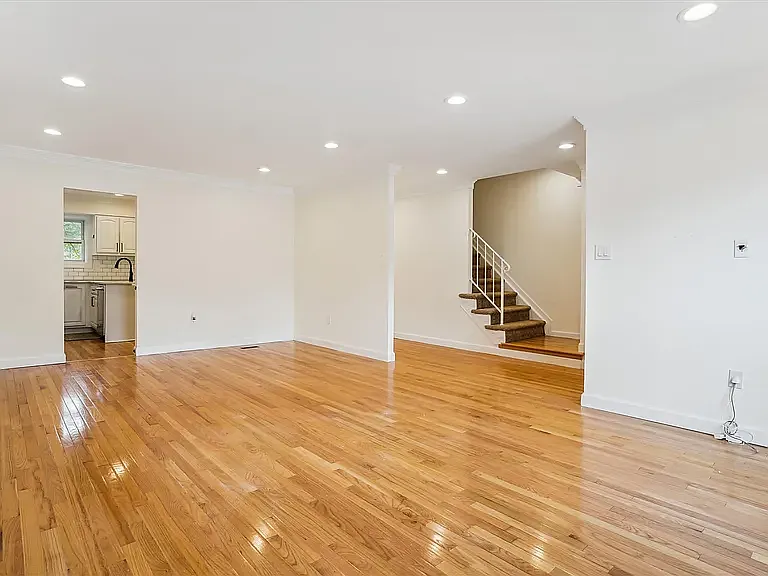 3 bed, 2293 sqft, $3,400 — Photo 2