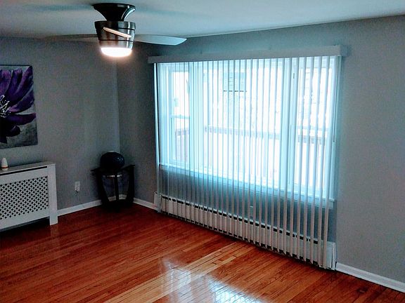 3rd image of 10841 S Hoxie Ave