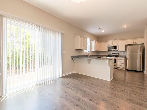 4th image of 543 Claire Ln