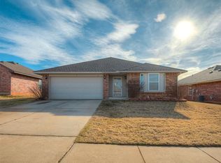516 Manhattan Dr, Moore, OK 73160