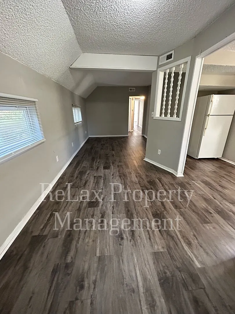 Large 3 Bedroom Apartment — Photo 2