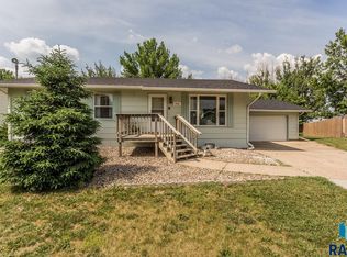 415 Regal Cir, Crooks, SD 57020