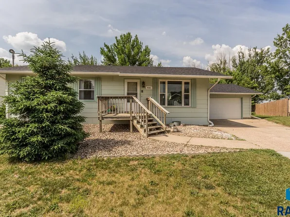 415 Regal Cir, Crooks, SD 57020