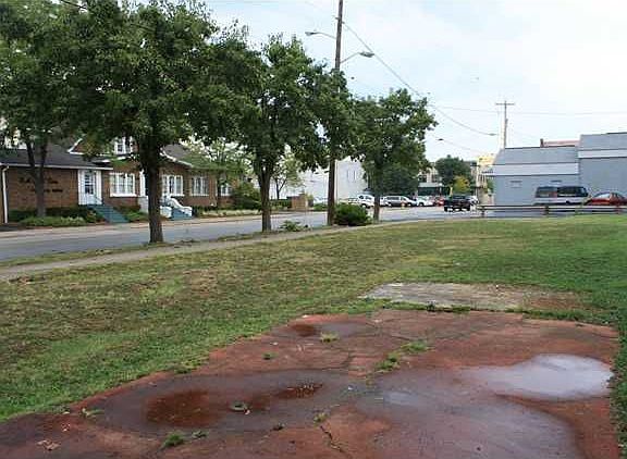 2nd image of 129 E Maple St