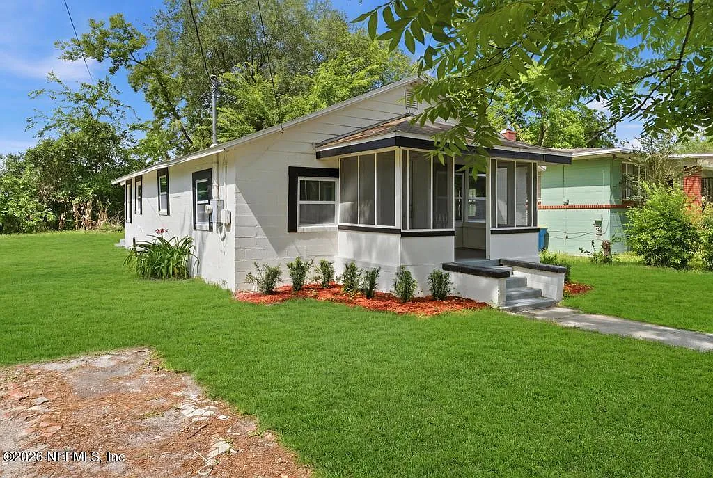 3 bed, 2.0 bath, 1066 sqft, $1,425 — Photo 3