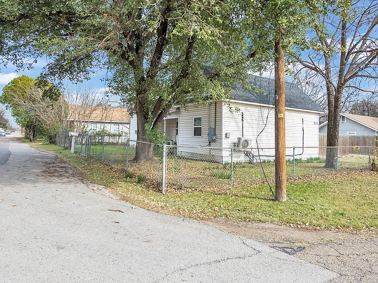 2320 Mistletoe St #B — Photo 7