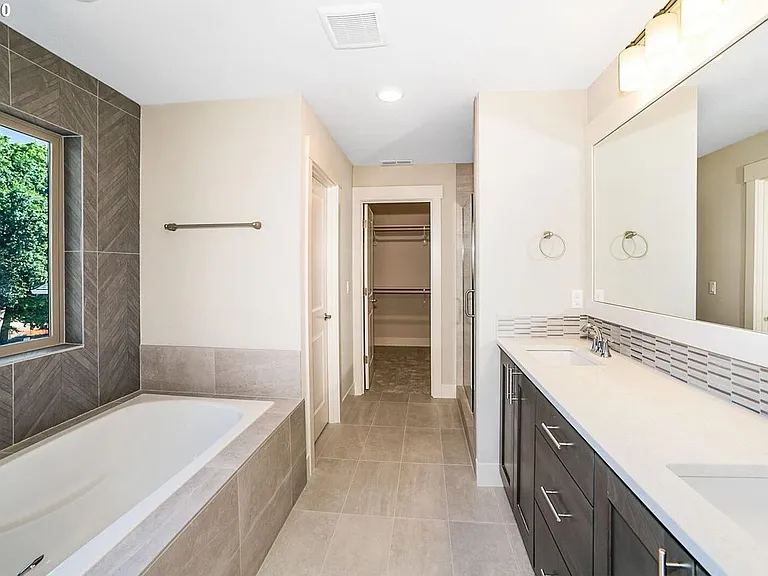 1530 NE 37th Ave — Photo 16
