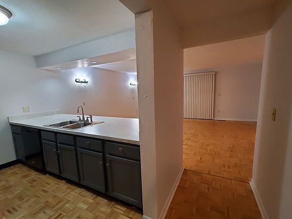 5th image of 449 Gaynor Ave