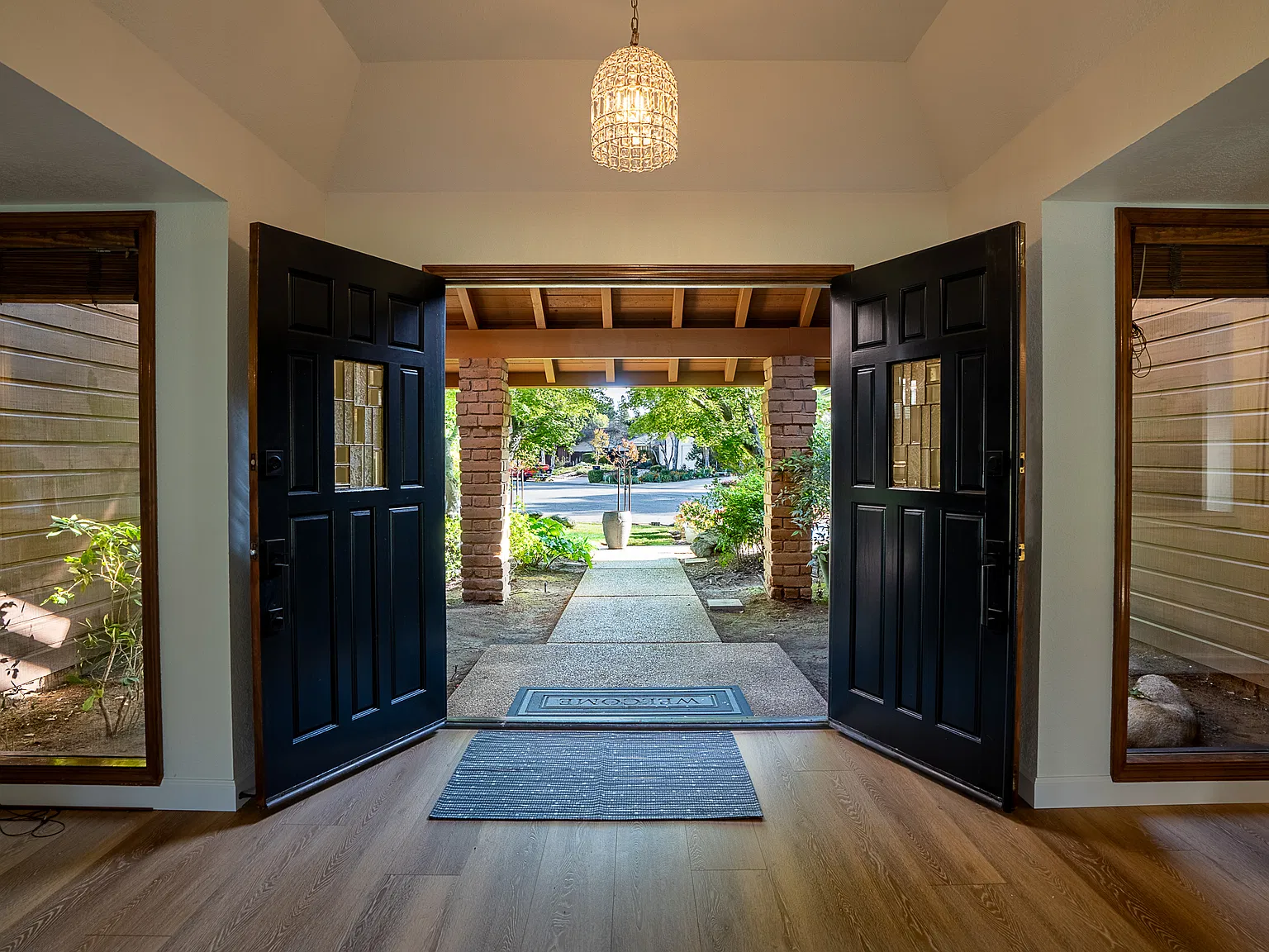 4 bed, 2.5 bath, 2517 sqft, $3,700 — Photo 2