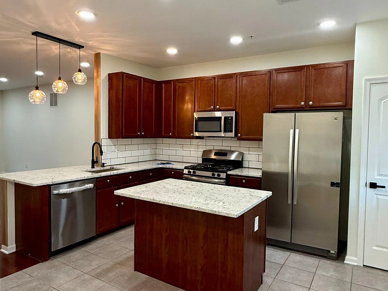 3 bed, 2.5 bath, 1848 sqft, $3,000 — Photo 3