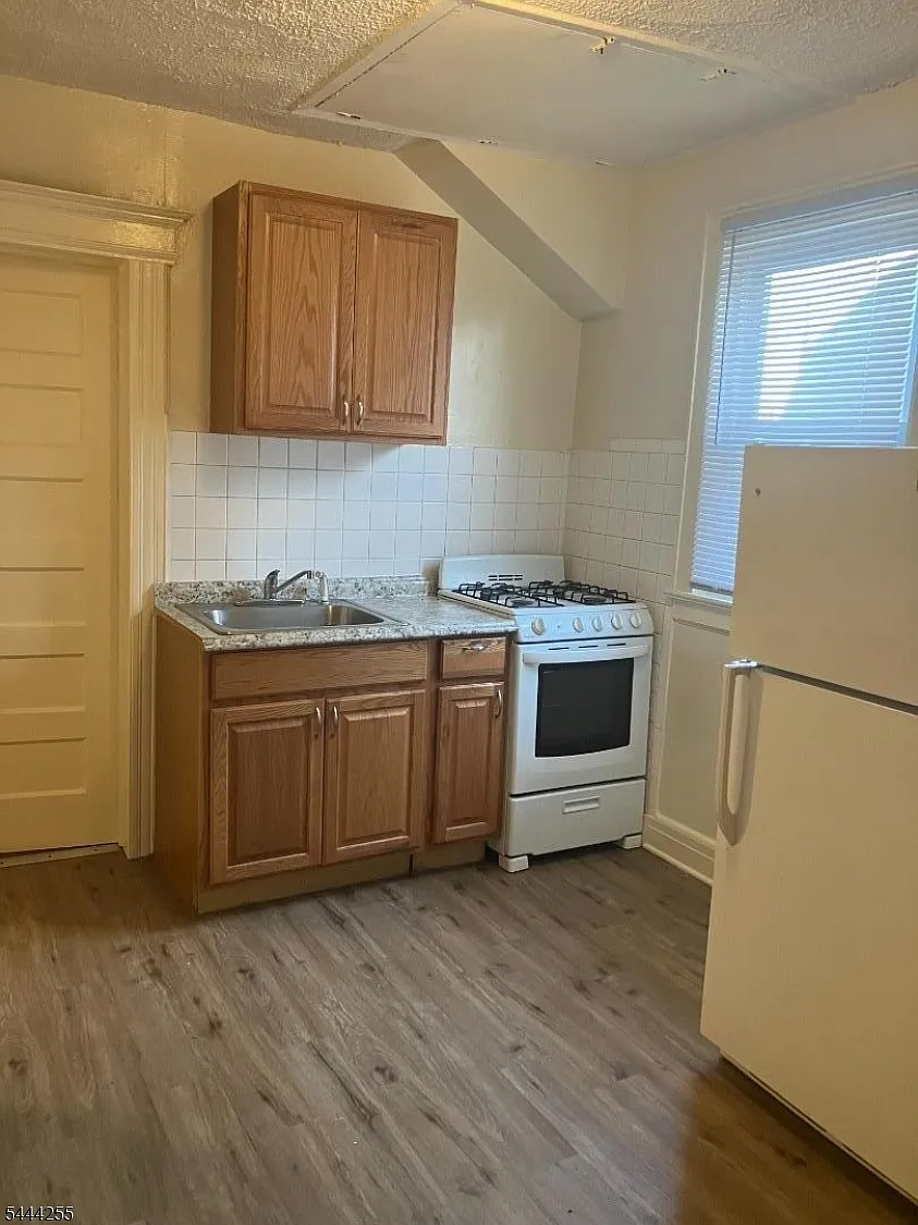 2 bed, 1.0 bath, $1,800 — Photo 3