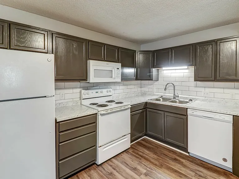 Admiral Place Apartments — Photo 13
