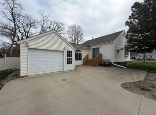 919 N 6th St, Estherville, IA 51334