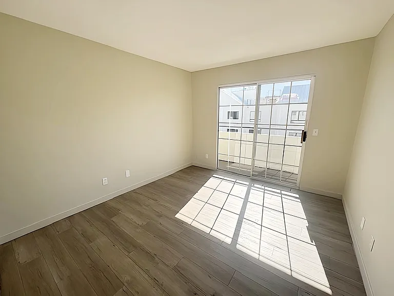 3963 Melrose Ave #8 — Photo 11