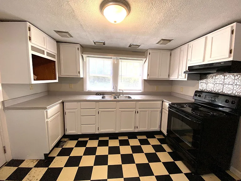 352 Bassett Ave — Photo 23